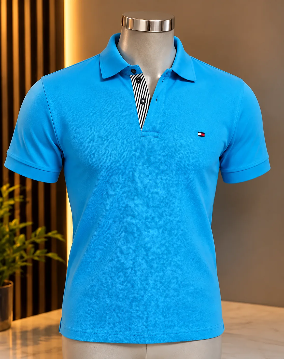 Playera estilo Tommy azul eléctrico, fotografía con fondo cálido